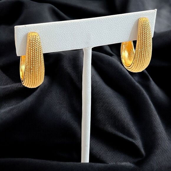 Vintage Napier Pierced Earrings Gold Tone Hoops Classic Chic 9C - Picture 1 of 5